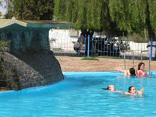 chicas bañandose en piscina de las termas de guaviyu
